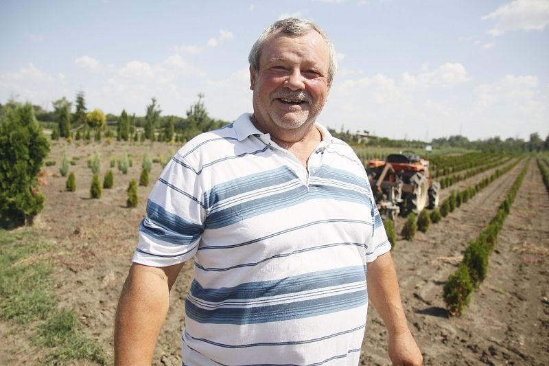 Глава КФХ Евгений Бураков вместе с супругой Ольгой всю жизнь занимаются выращиванием саженцев.  