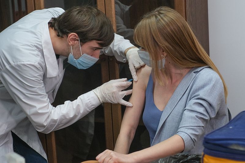Сотрудники министерства образования, науки и молодежной политики Кубани сделали прививку от коронавируса