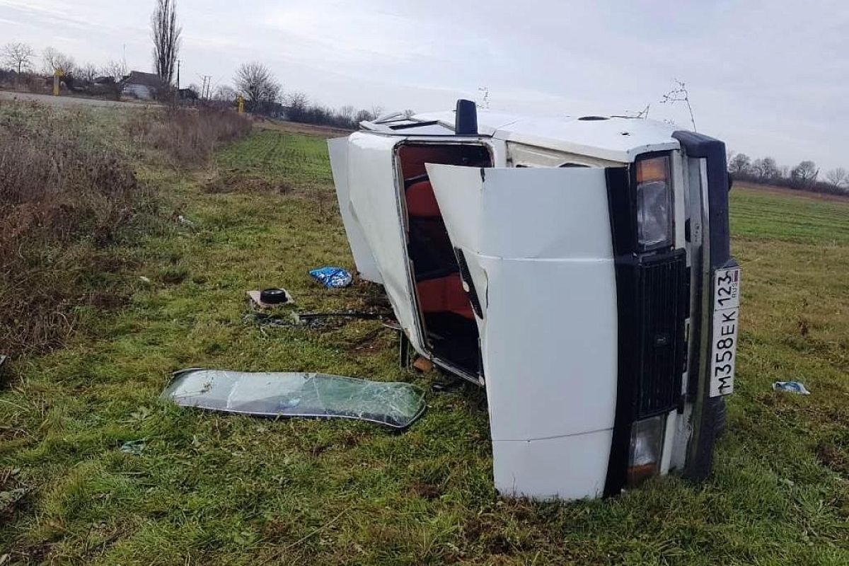 ВАЗ с пьяным водителем вылетел с дороги и опрокинулся