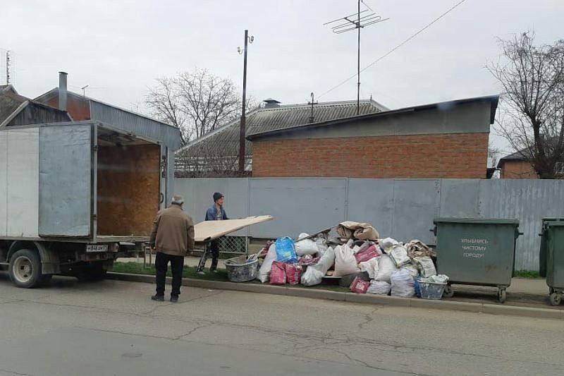 В Краснодаре оштрафуют двух мужчин за свалку строительного мусора на улице Российской