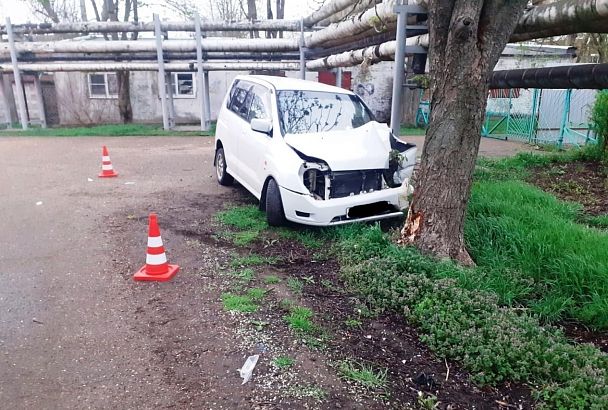 На Кубани 15-летний водитель на Mitsubishi врезался в дерево