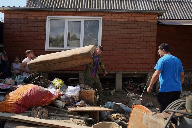 70 волонтеров приехали в Горячий Ключ, чтобы помогать жителям устранять последствия подтоплений