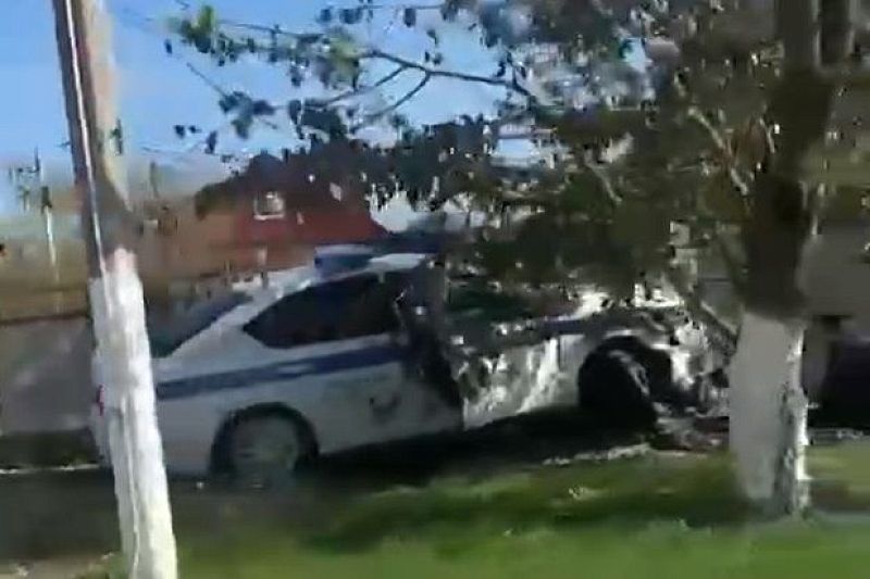 Патрульный автомобиль снес забор частного дома в Краснодарском крае 