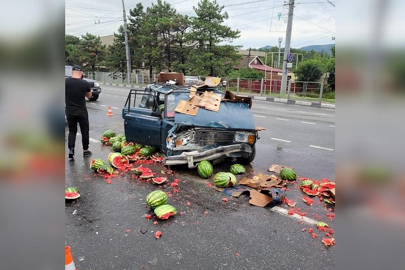 В Новороссийске арбузы рассыпались по дороге после ДТП