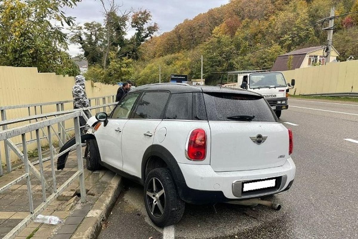 На Кубани Mini Cooper врезался в дорожное ограждение. Пострадали двое взрослых и годовалый ребенок