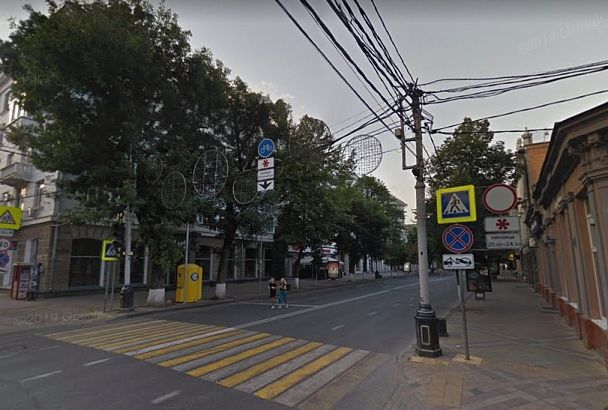 Мэр Краснодара назвал позорищем свисающие на ул. Красной провода