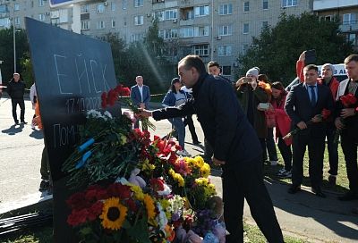 Губернатор Кубани Вениамин Кондратьев возложил цветы к стихийному мемориалу возле места трагедии в Ейске
