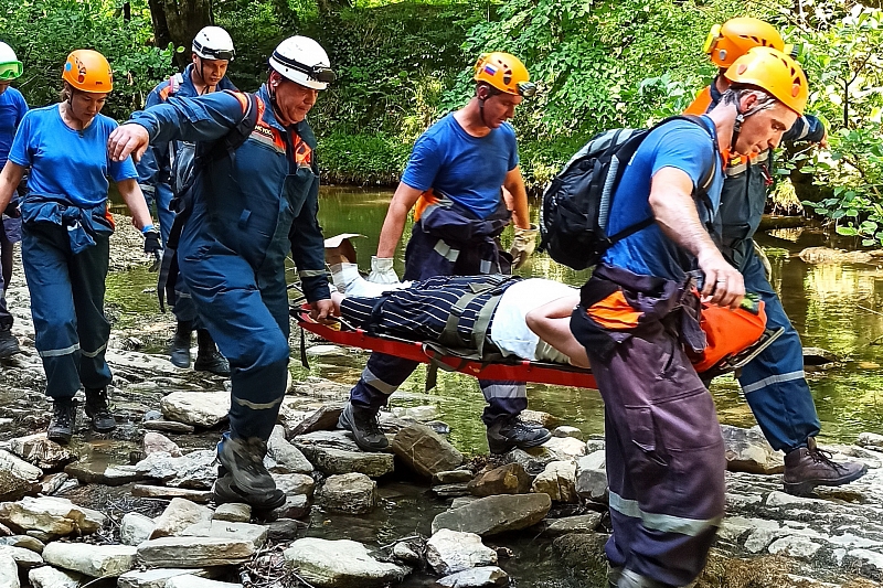В Сочи спасатели транспортировали женщину, сломавшую ногу в районе Агурских водопадов