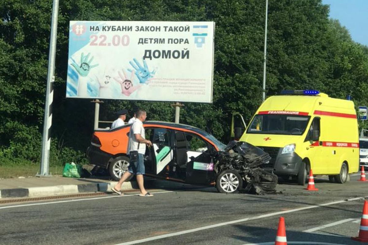 Под Геленджиком в лобовом столкновении с каршеринговым автомобилем пострадали пять человек