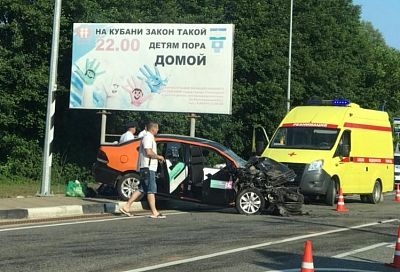 Под Геленджиком в лобовом столкновении с каршеринговым автомобилем пострадали пять человек