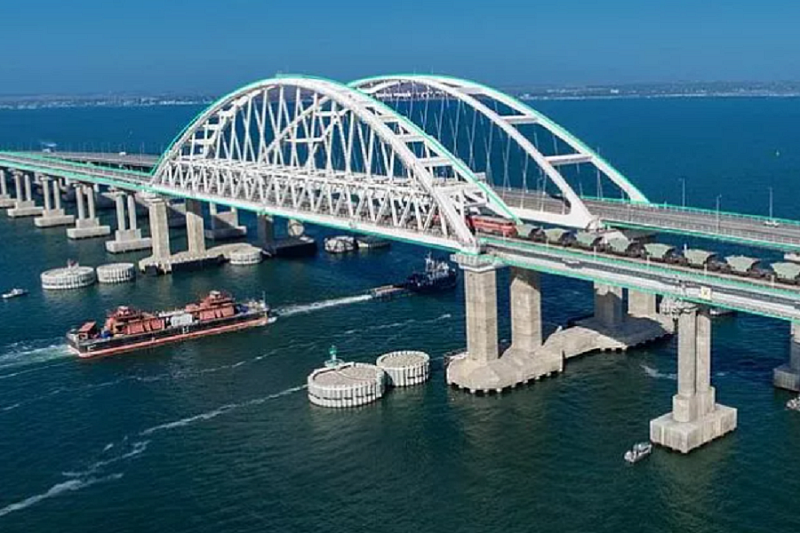 Пограничники начали проверять все суда на подходе к Крымскому мосту 