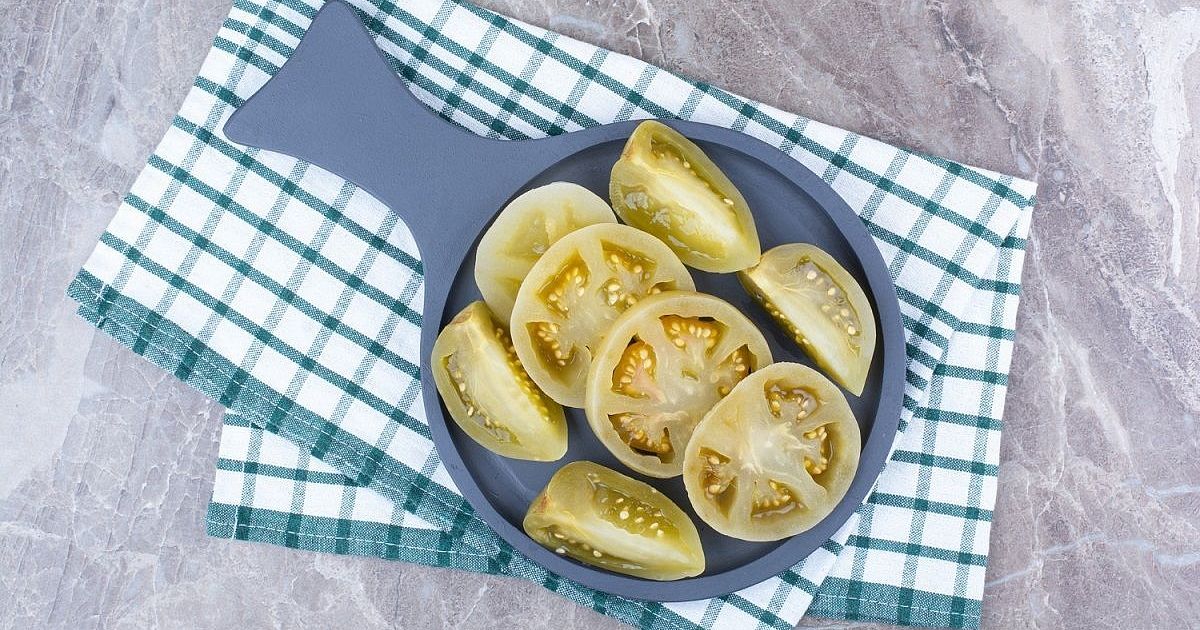 Соленые зеленые помидоры не поздно готовить и зимой. Идеальная закуска к мясу или рыбе