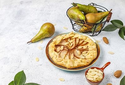 Шарлотка с грушами и без муки: просто невероятно, какая воздушная и сочная