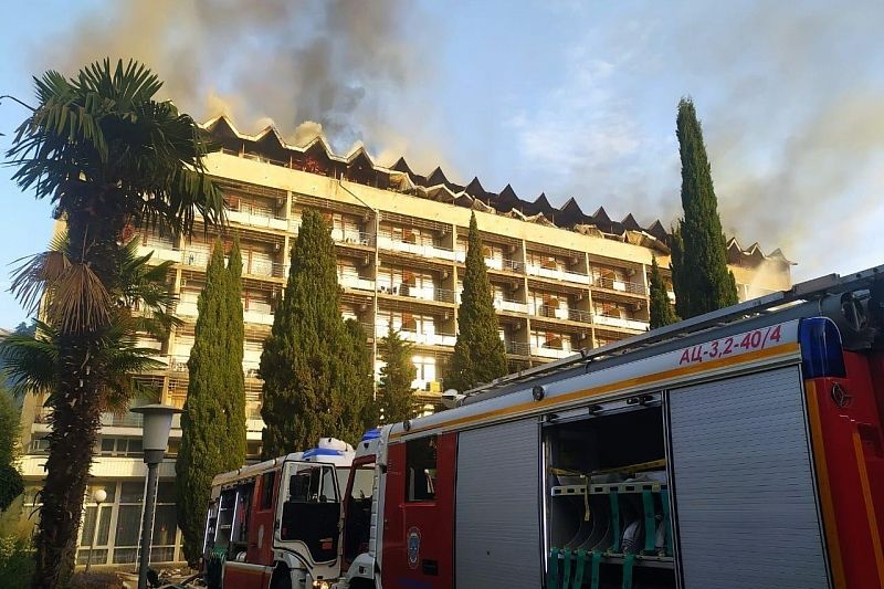В Крыму тушат пожар в санатории «Ялта» на площади 1,2 тыс. «квадратов»