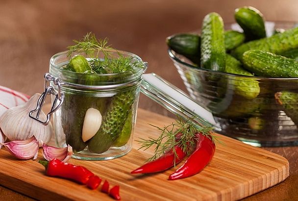 Беру огурцы, заливаю ледяной водой — 24 часа и готовы! Малосолим в жару холодным способом