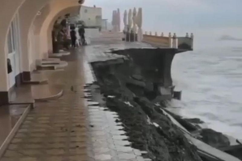 Шторм разрушил опорную стену на набережной в Сочи