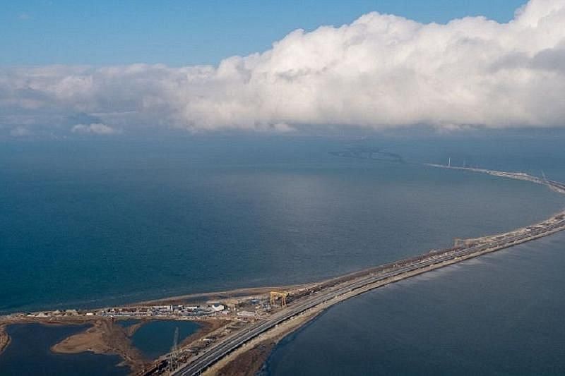 Более половины рельсов уложили на железнодорожной части Крымского моста 