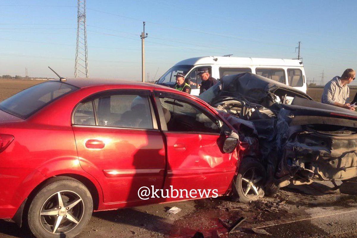 В Краснодарском крае в жестком ДТП погибли 2 человека, еще четверо доставлены в больницу