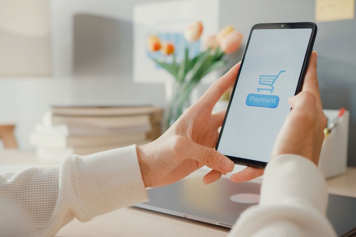 «Нажала случайно»: кассационный суд защитил родителей от неосознанной покупки через их аккаунт