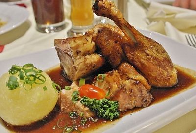 Забыла, когда в последний раз жарила курицу, потому что утка, томленная в духовке, получается в сто тысяч раз вкуснее и сочнее! Пошаговый рецепт