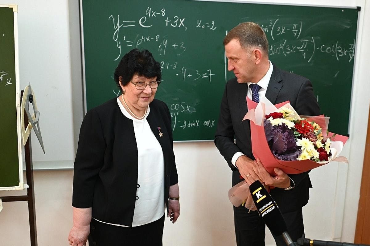 Глава Краснодара Евгений Наумов поздравил с наступающим профессиональным праздником заслуженного учителя РФ Раису Копелевич