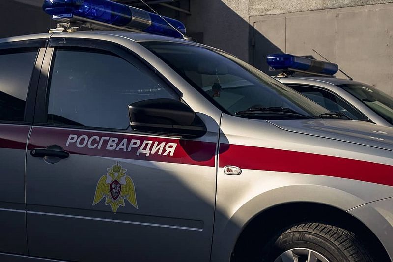 Росгвардейцы задержали пьяного мужчину, повредившего витрины магазина на улице Красной в Краснодаре