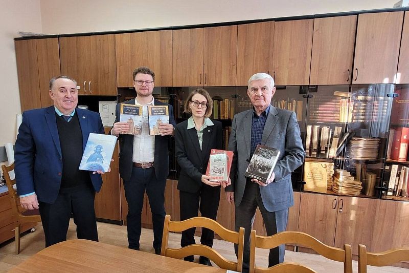 Сергей Манько (слева) с коллегами подарил книги из серии "Дипломаты России вне времен" представителям Кубанского госуниверситета.