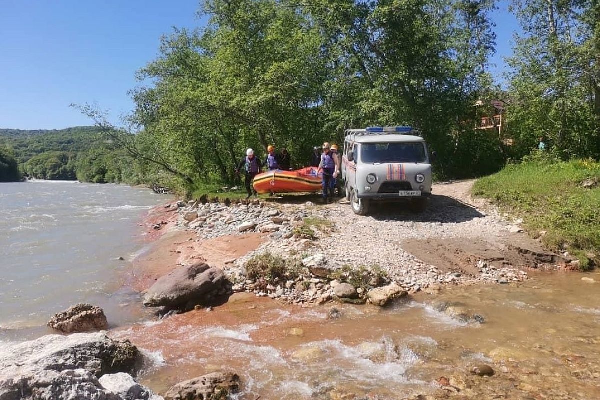 Поиски двух упавших в горную реку туристов возобновили в Адыгее