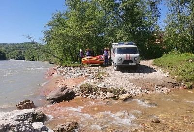 Поиски двух упавших в горную реку туристов возобновили в Адыгее