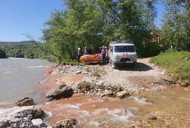 Поиски двух упавших в горную реку туристов возобновили в Адыгее