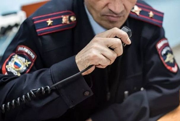 В Красноярском крае задержали мужчину, порезавшего колеса машине скорой помощи и угрожавшего медикам