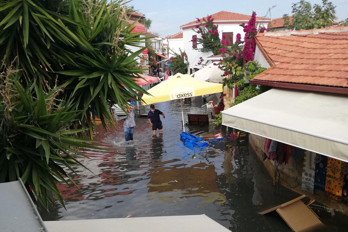 Вода хлынула на улицы после мощного землетрясения