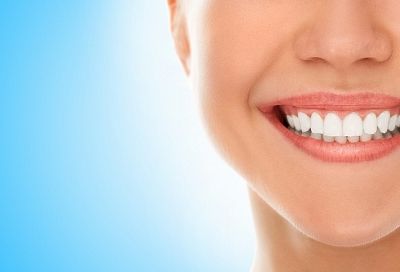 Стань звездой - сияй и восхищай: быстрый способ сделать зубы белее фарфора