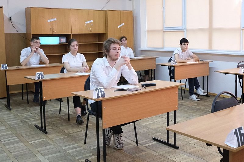Путин поручил сократить число контрольных и проверочных работ в школе