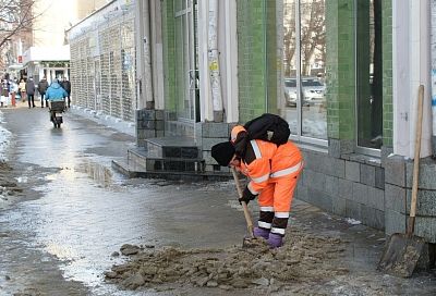 В Краснодаре 26 января обработали от гололеда дороги и пешеходные зоны