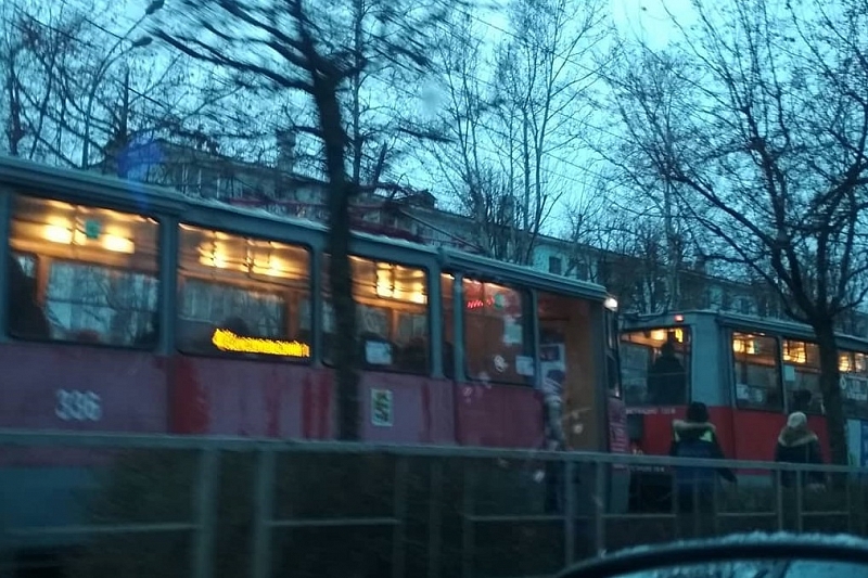 В Краснодаре из-за обрыва проводов остановились трамваи
