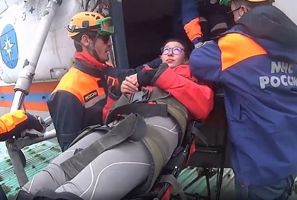 Спасатели эвакуировали на вертолете туристку с переломом ноги с горного озера в Сочи