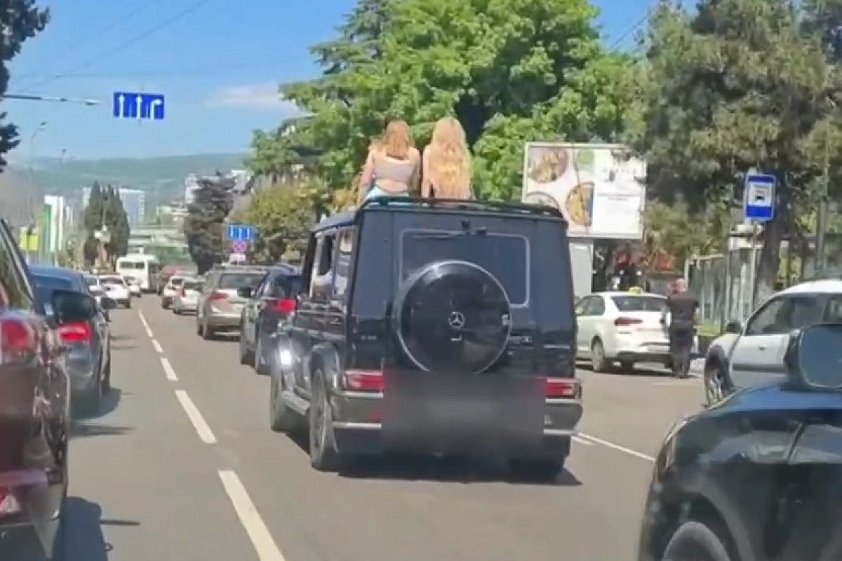 В Сочи автоинспекторы разыскивают водителя Gelandewagen, прокатившего девушек на крыше