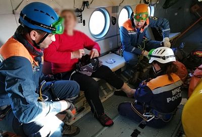 В Сочи спасатели эвакуировали на вертолете пенсионерку с травмой ноги