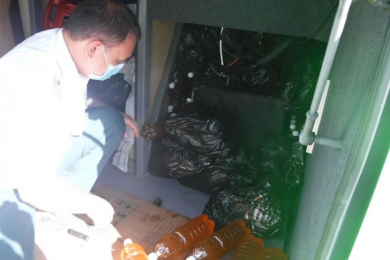 Водитель рейсового автобуса из Абхазии пытался незаконно провезти в Краснодарский край 200 кг меда в тайнике