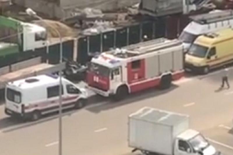 В Краснодаре в ДТП с грузовым манипулятором и легковушкой погибли 2 человека