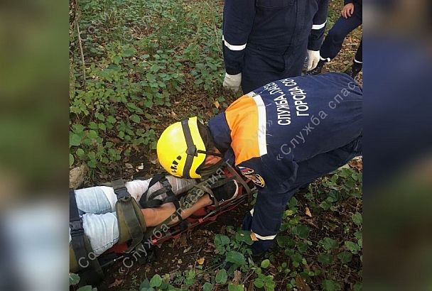 В Сочи спасатели вынесли из леса на носилках туристку с травмой ноги