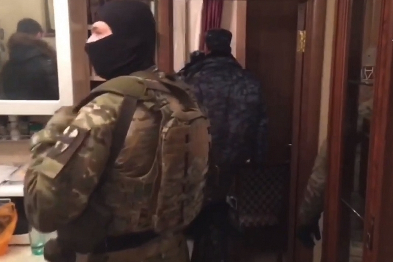 Появилось видео обыска в доме инспектора ГИБДД в Краснодаре, который вымогал взятку у директора фирмы