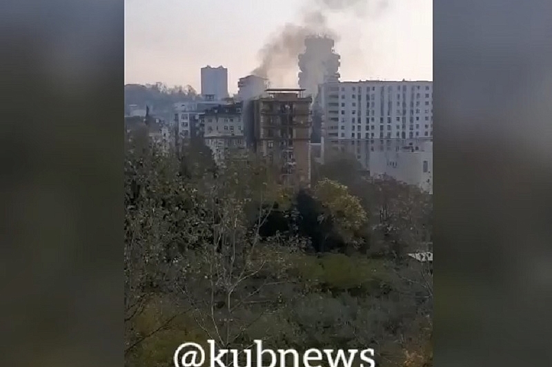 В Сочи тушат пожар в многоэтажном жилом доме