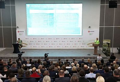 Оксана Лут и Вениамин Кондратьев пообщались с фермерами на выставке «ЮГАГРО-2025» в Краснодаре