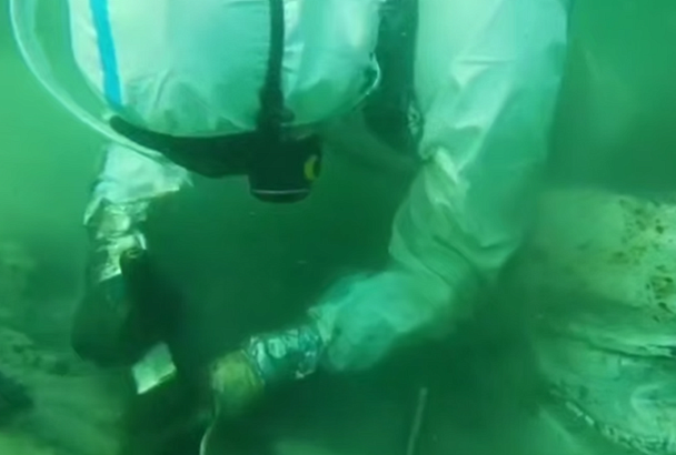 Более 800 мешков мазута подняли водолазы с морского дна у поселка Джемете Анапы с конца июля