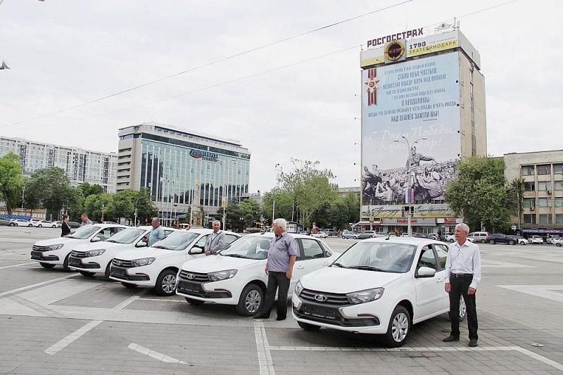 Мэр Краснодара вручил ключи от пяти новых автомобилей ветеранским организациям 