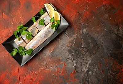 Готовую соленую селедку никогда не покупаю - только сама делаю! Рецепт самой русской закуски, на который вы потратите максимум 20 минут