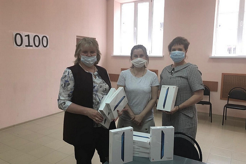 Более 1,5 тысяч смартфонов и ноутбуков получили в мае для дистанционного обучения школьники Краснодарского края