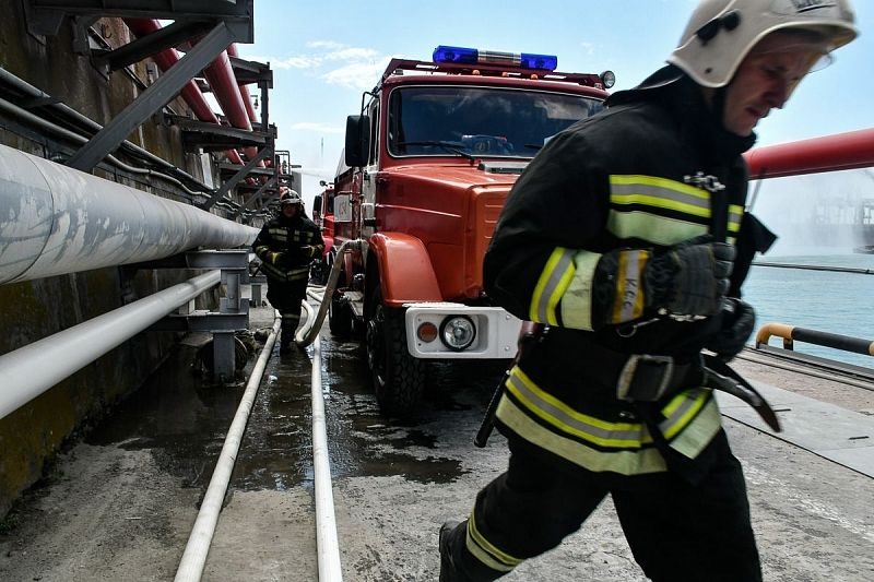 Пожарные тушат горящую птицефабрику на площади 2 тыс. кв. м